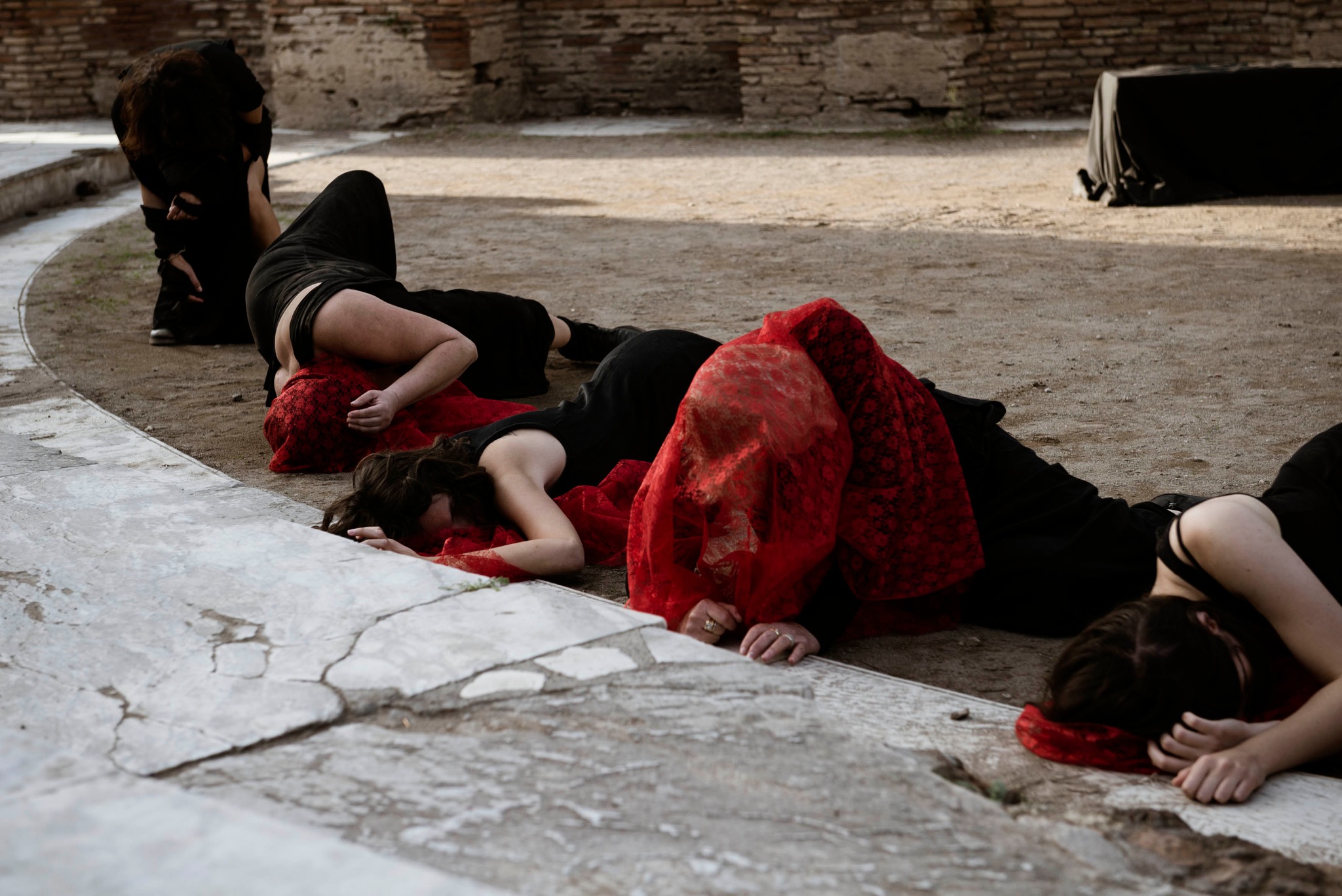 foto di poalo sasso orestea di eschilo regia Alessia Oteri parco Archeologico di Ostia Antica Teatro Romano